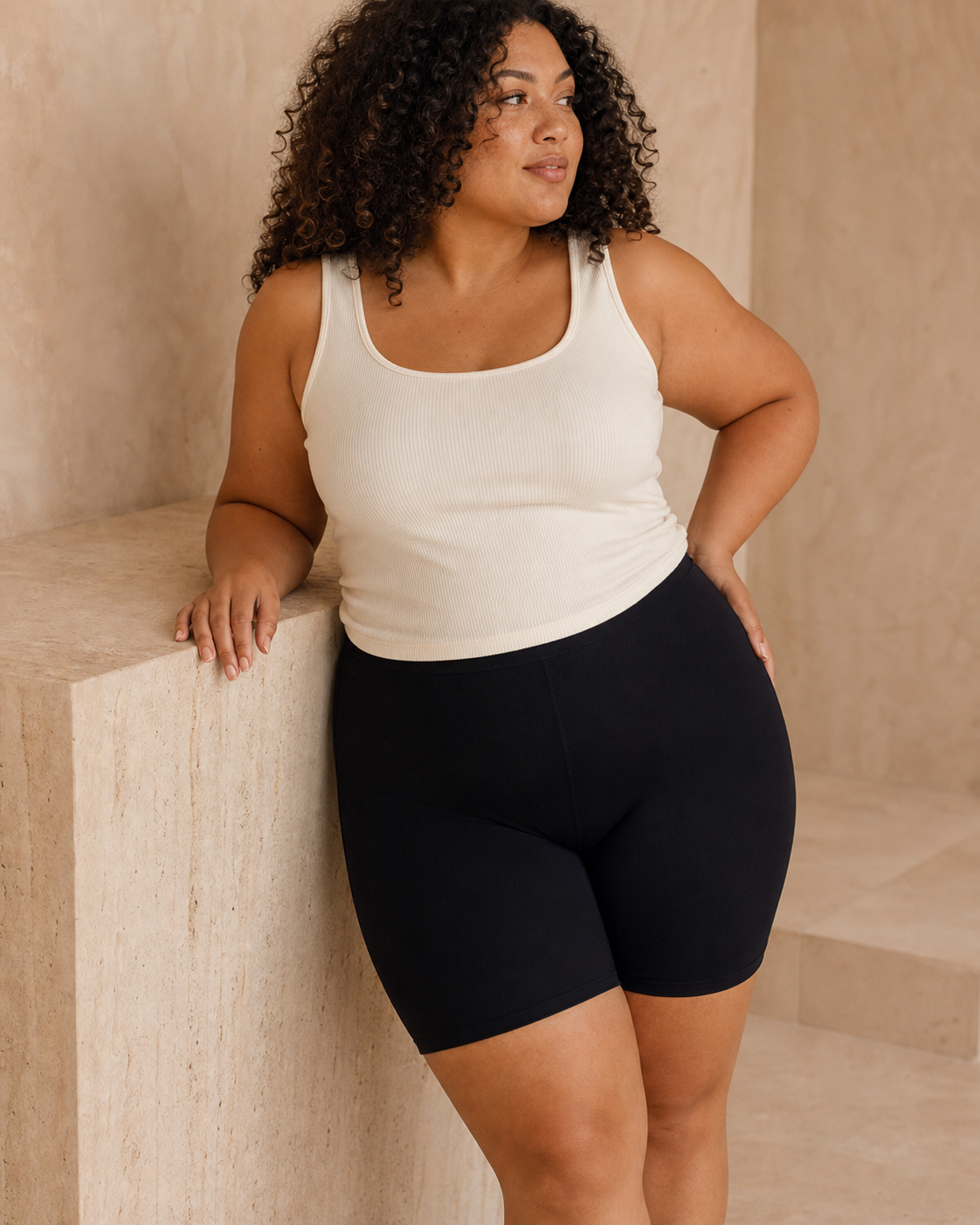 Short antirozaduras BOUTALI negro en una mujer de talla grande